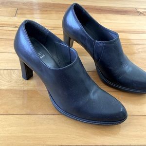 Stuart Weitzman 6 black pump/booties